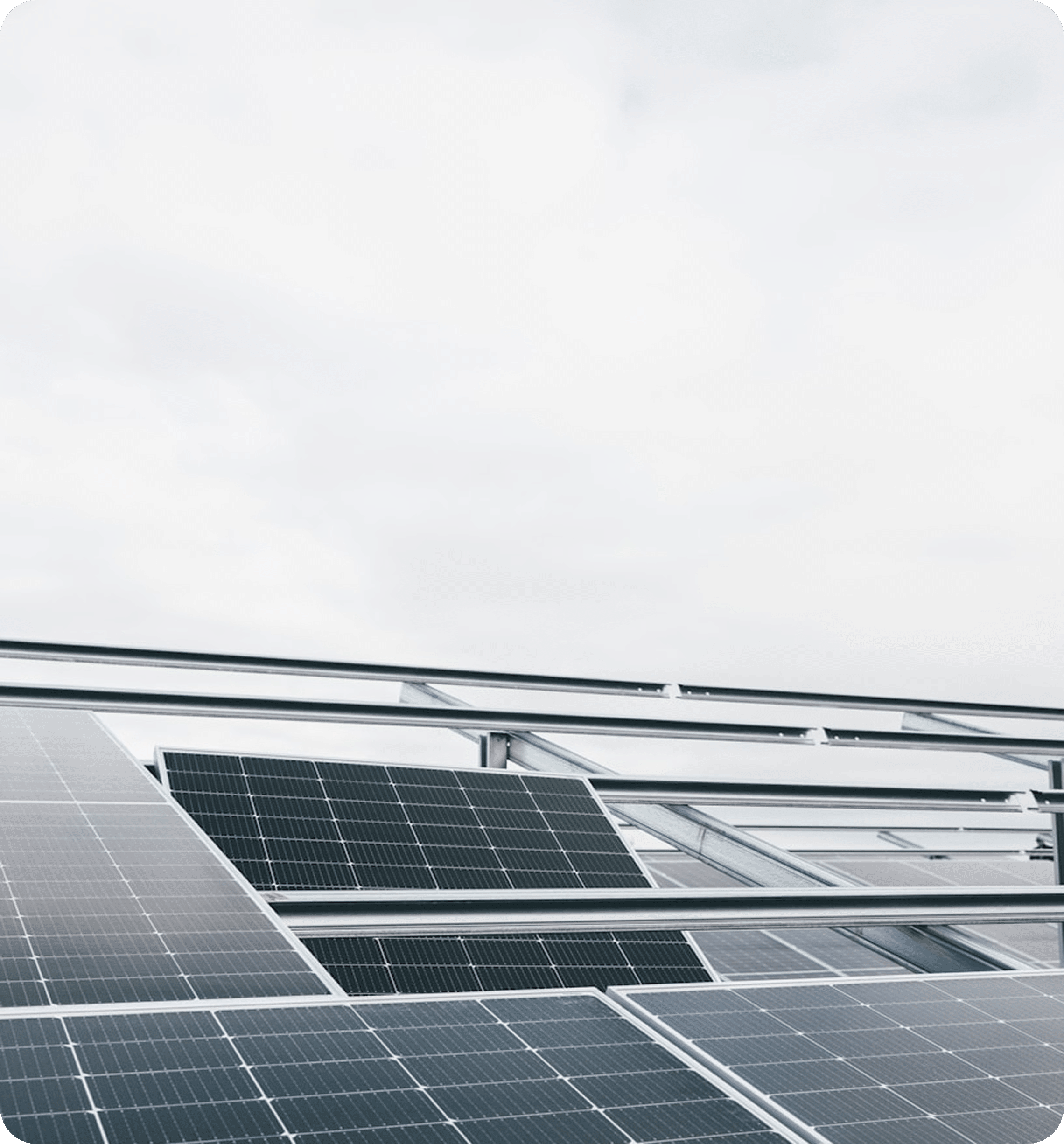 Photovoltaikanlage mit Solarpanels auf einem Dach für QClean Photovoltaik Reinigung