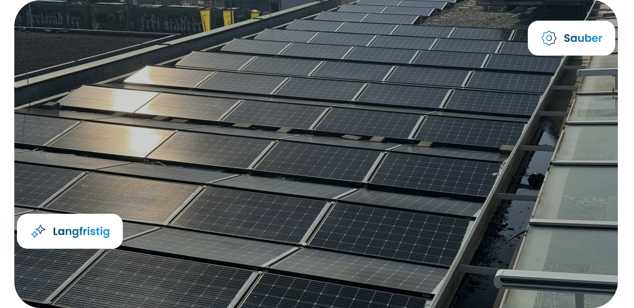 Photovoltaikanlage auf Dach mit Sonnenlicht; Overlay-Buttons „Langfristig“ und „Sauber“ heben die QClean-Reinigung hervor