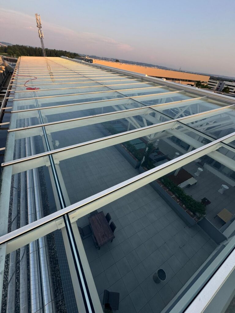 Großes Glasdach während der professionellen Glasreinigung durch QClean
