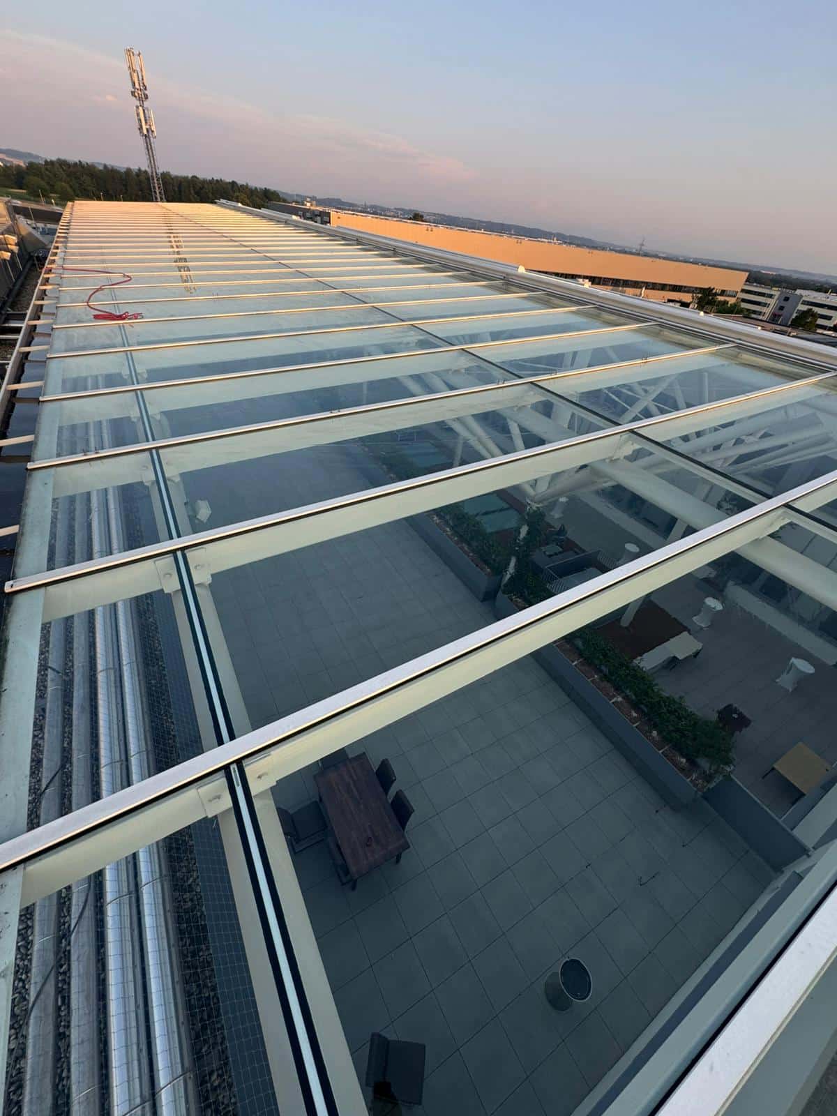 Großes Glasdach während der professionellen Glasreinigung durch QClean
