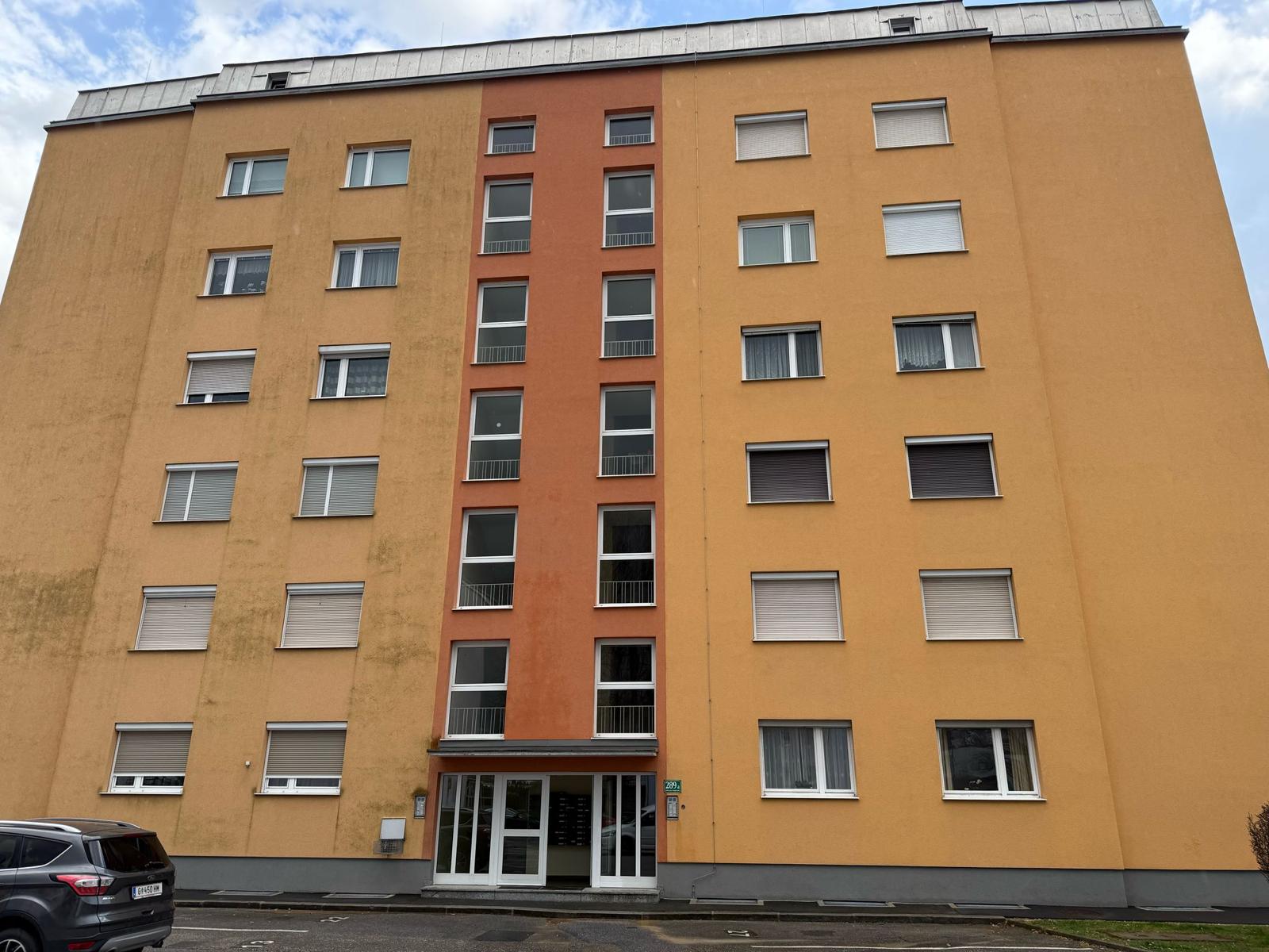 Gebäudefassade vor der Reinigung durch QClean mit sichtbaren Verschmutzungen